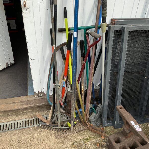 Assorted garden tools with coloured handles in a lot.