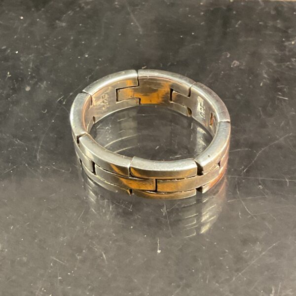 Close-up of silver flexi ring, size V, 11g.