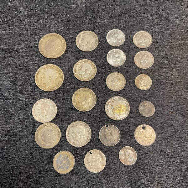 Mixed lot of British silver and base metal coins for collectors.
