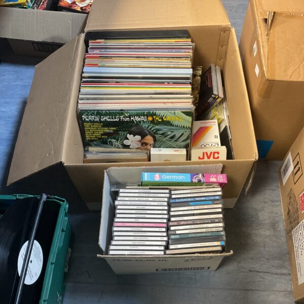 Large mixed lot of vinyl records and CDs for collectors.