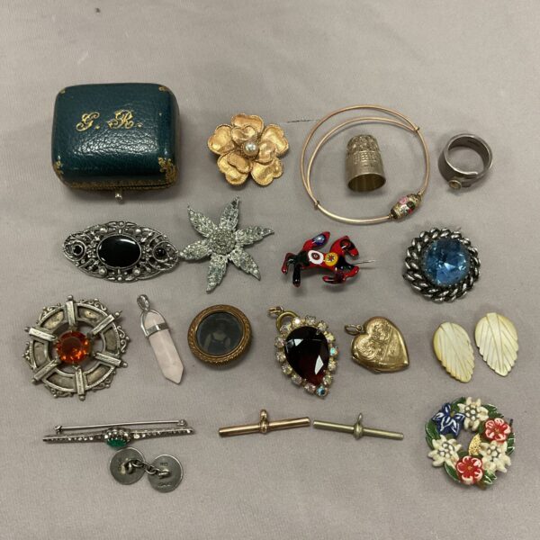Vintage jewellery lot featuring silver and gold brooches.