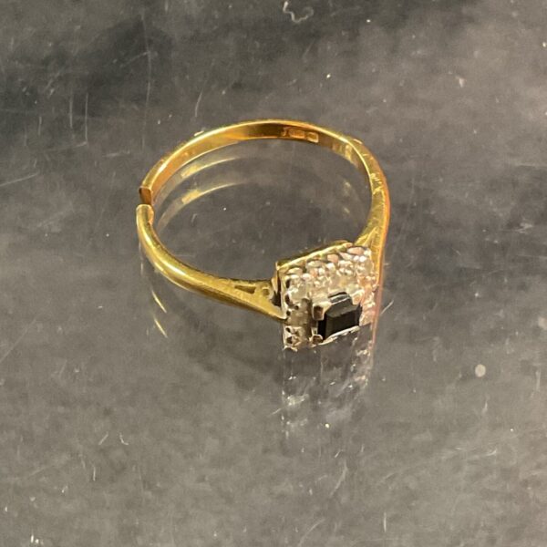Elegant 18ct gold ring with sapphire and diamonds.