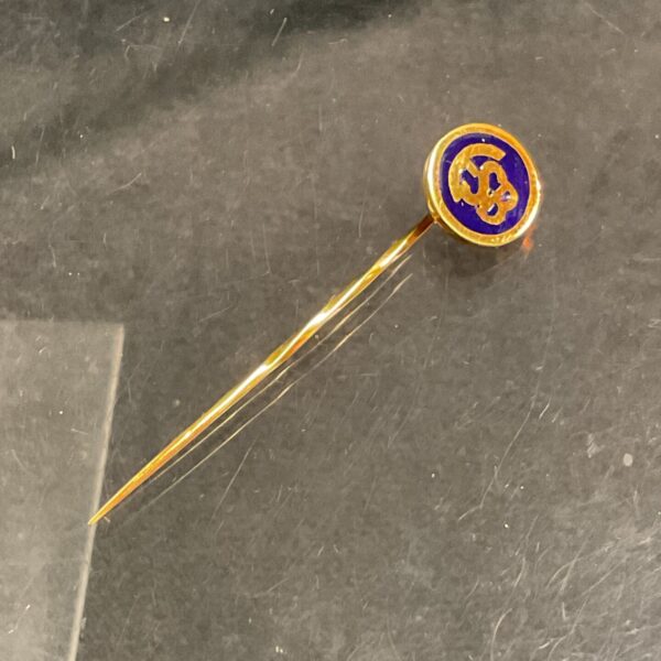 Vintage 18ct gold tie pin with blue enamel detailing.