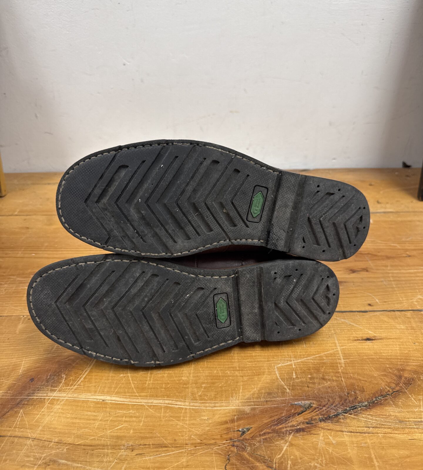 Pair of used timberland earth walker black soled waterproof boots size 9.5 wide fitment - Image 2