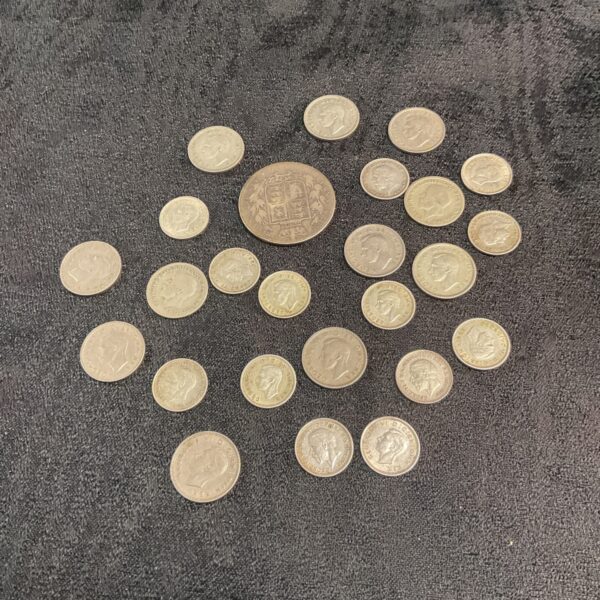 Mixed lot of vintage silver and part silver coins for collectors.