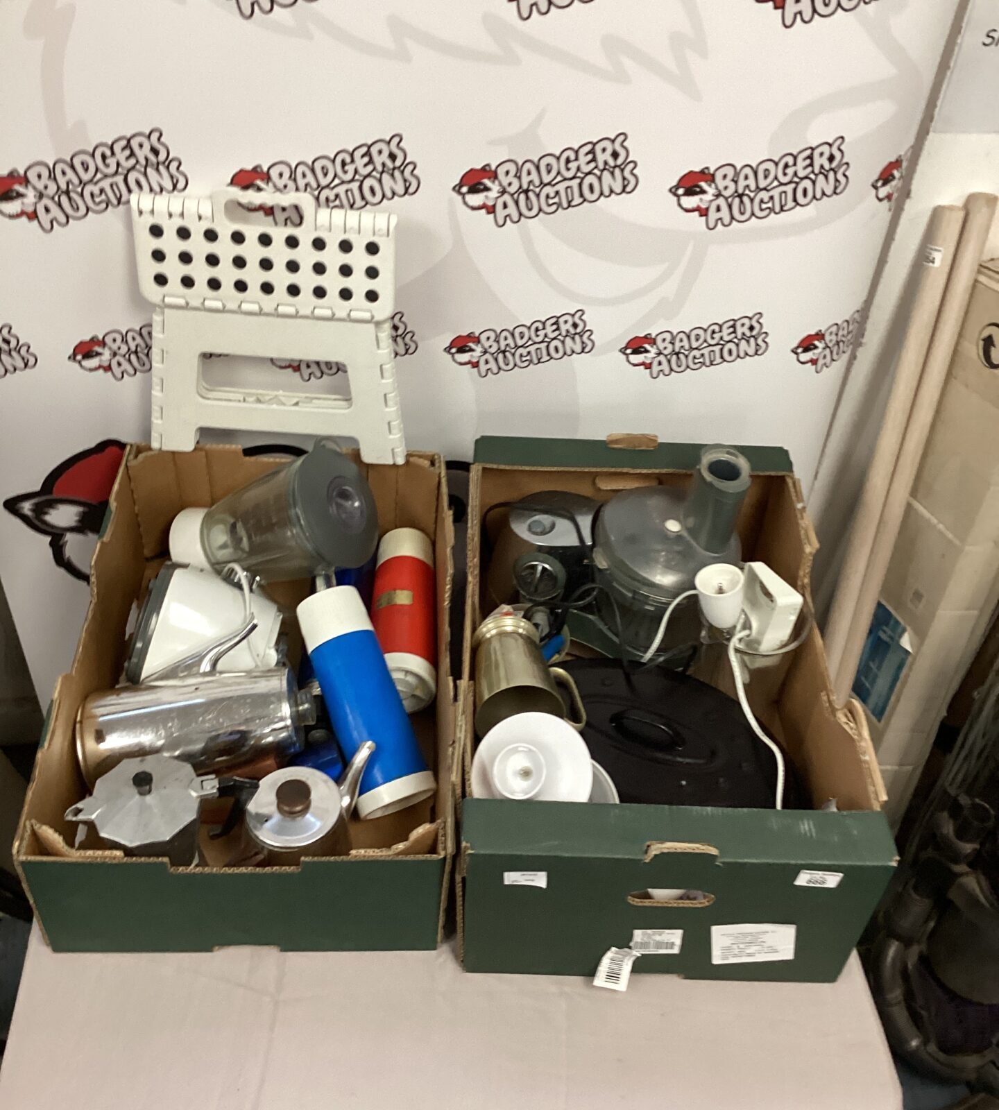 Mixed kitchenware lot including coffee pot and blender.