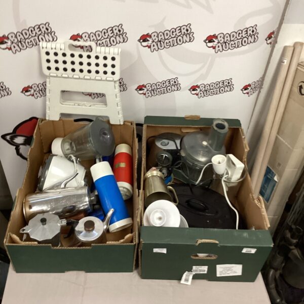 Mixed kitchenware lot including coffee pot and blender.