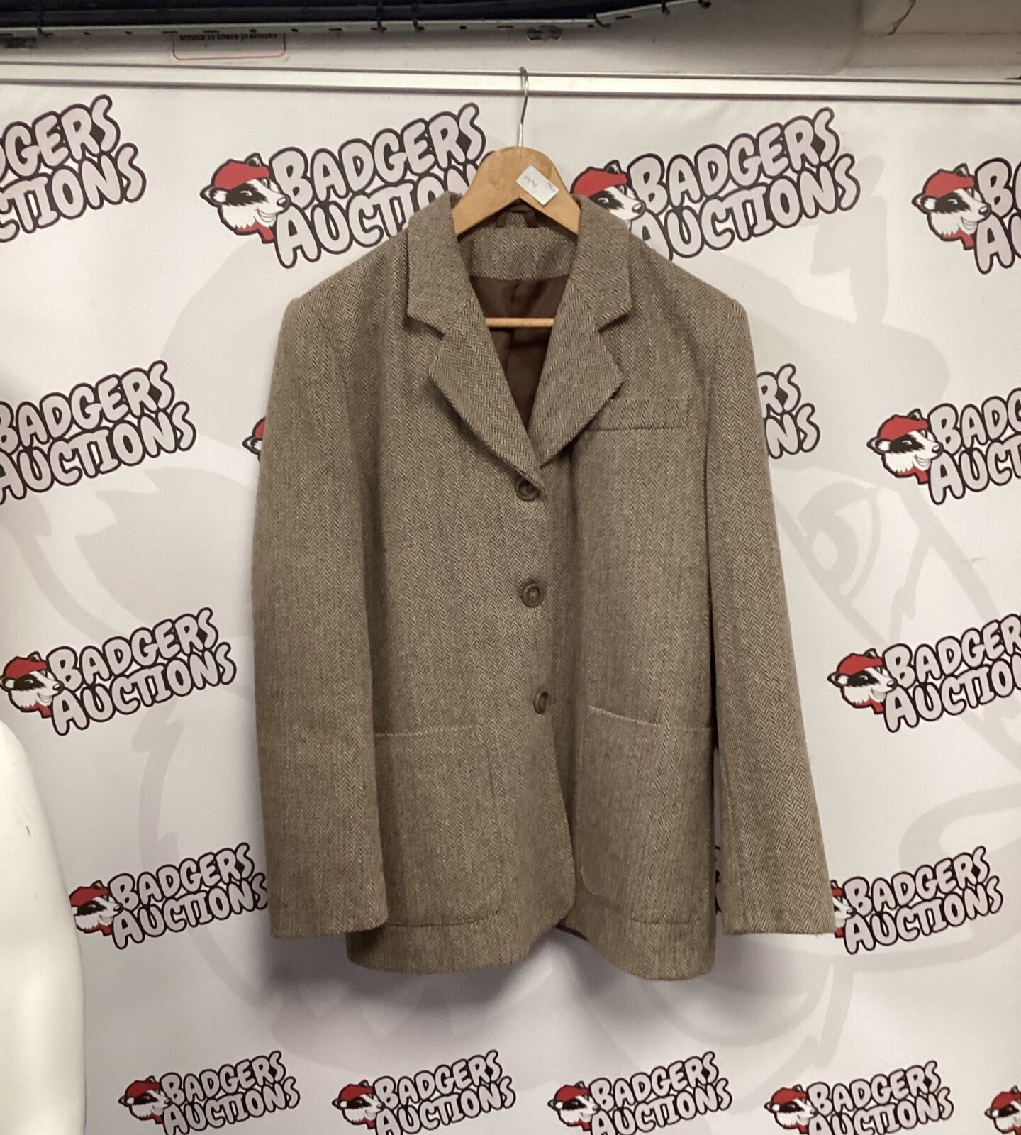 Ladies tweed jacket size 14, classic country style.