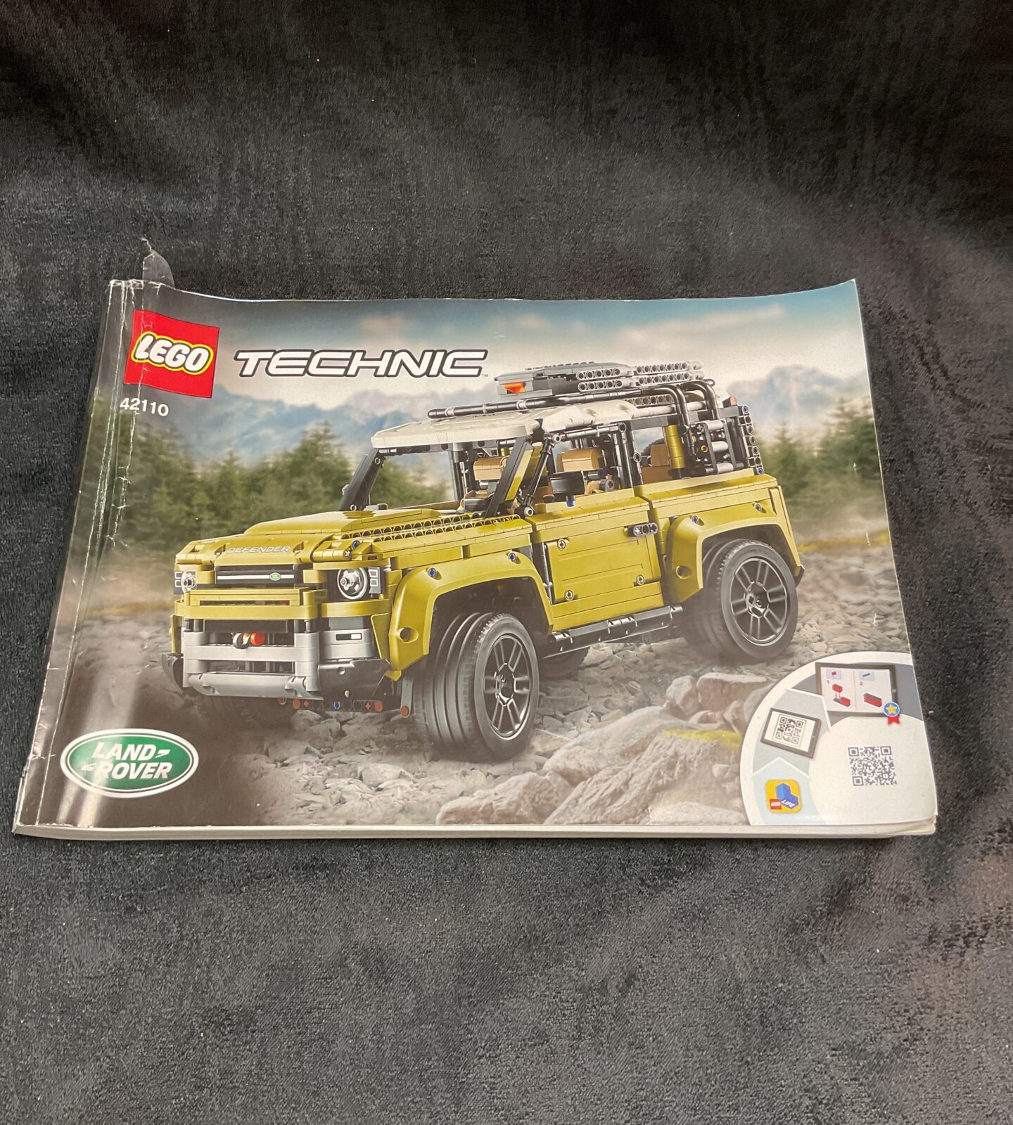 Lego Technic Land Rover Defender front view.
