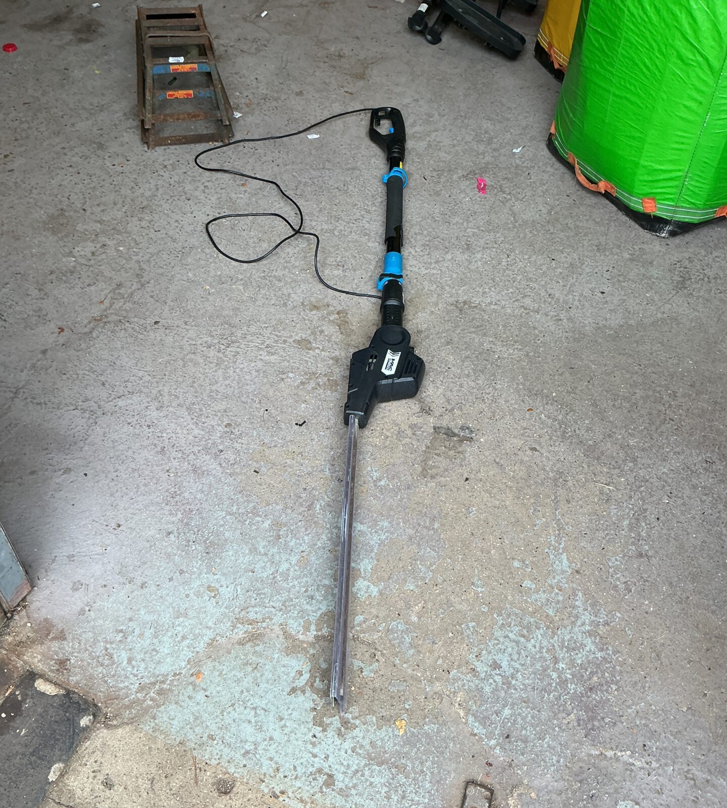 Mac Allister pole hedge cutter for long reach garden trimming.