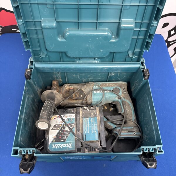 Untested Makita 6390DWLE cordless drill with charger in carrying case.