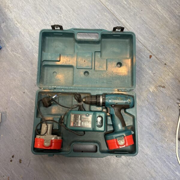 Makita cordless drill set in original case, flat battery.