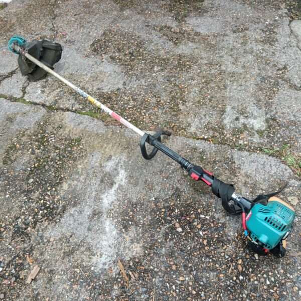 Makita RBC2510 petrol grass strimmer in detail.