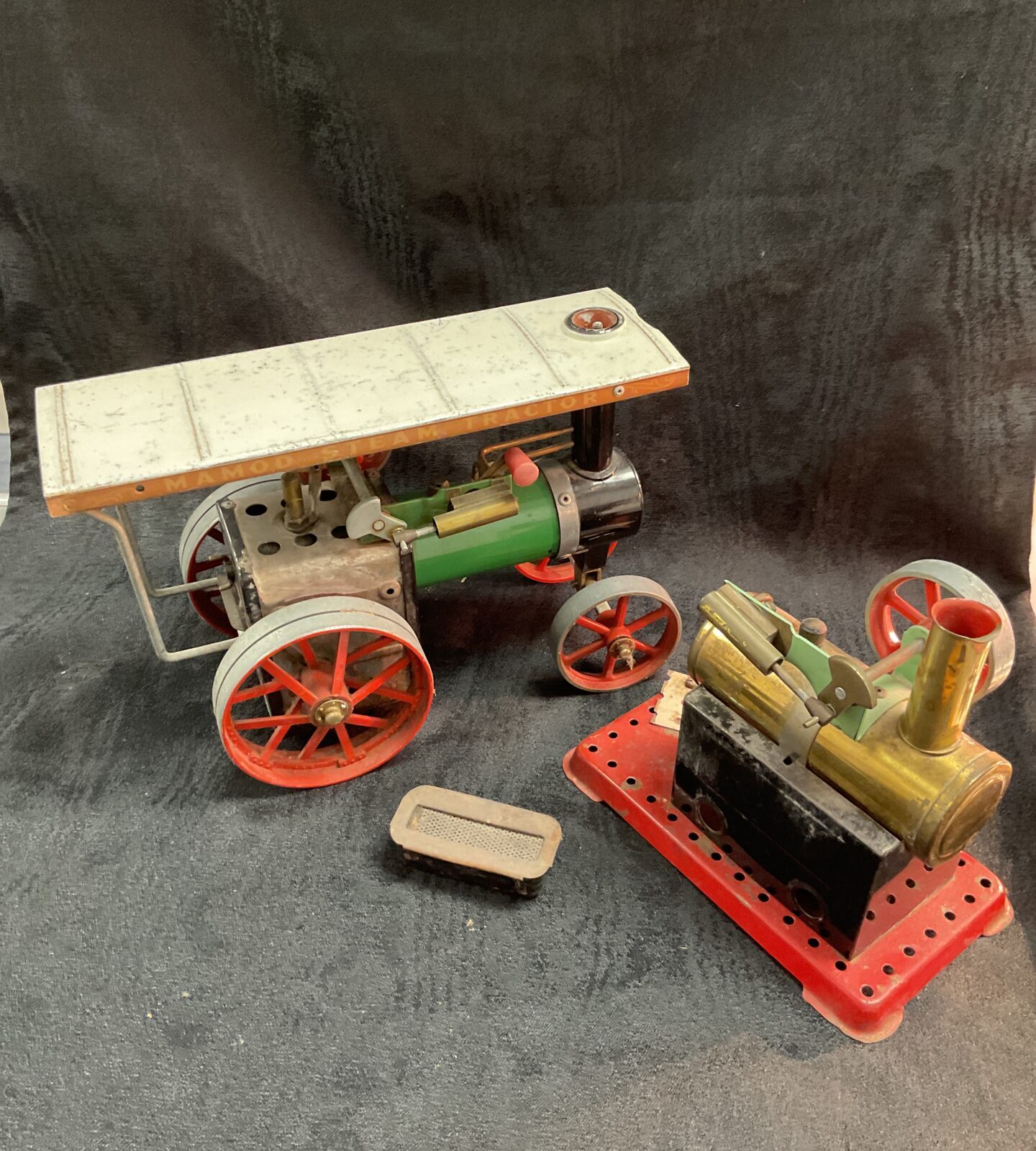Vintage Mamod steam traction engine with red wheels.