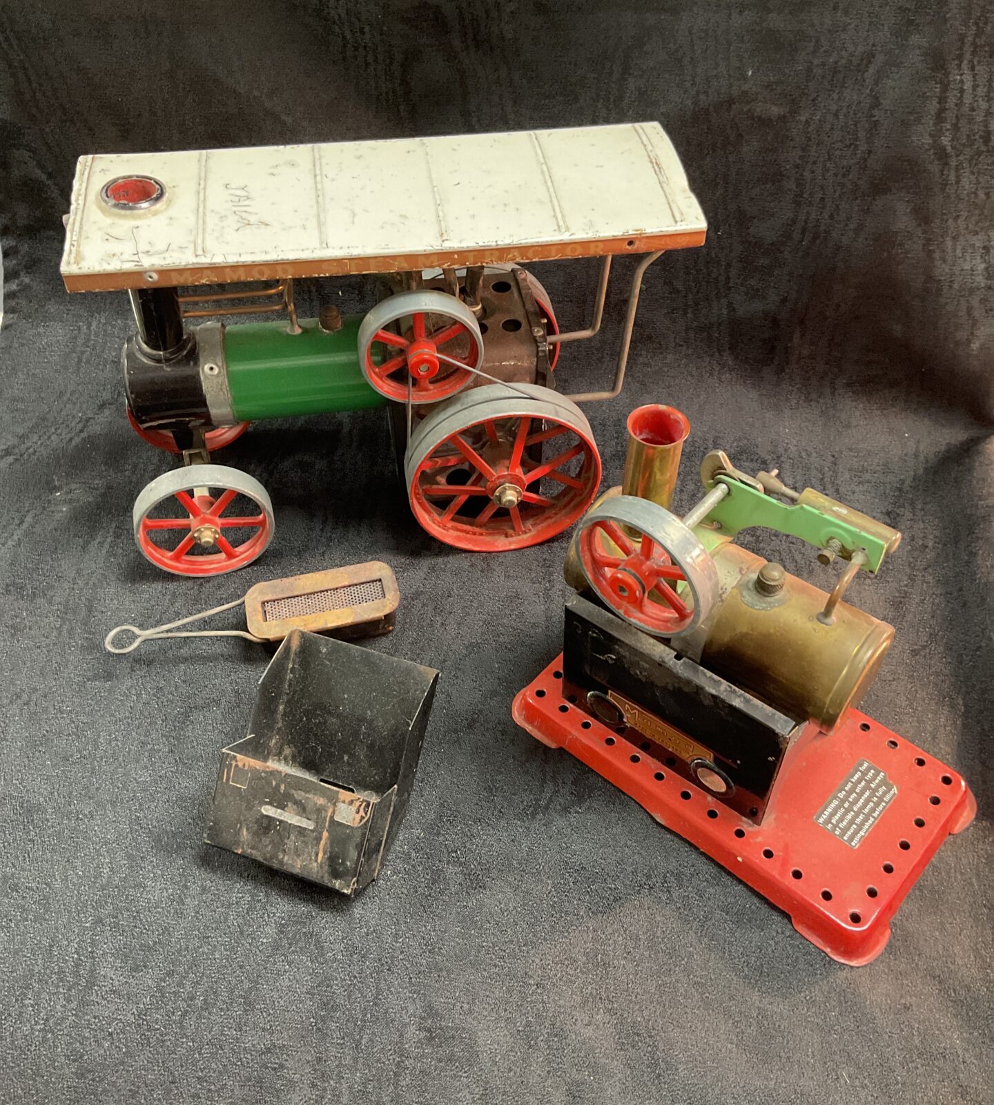 Vintage Mamod steam traction engine in good condition.