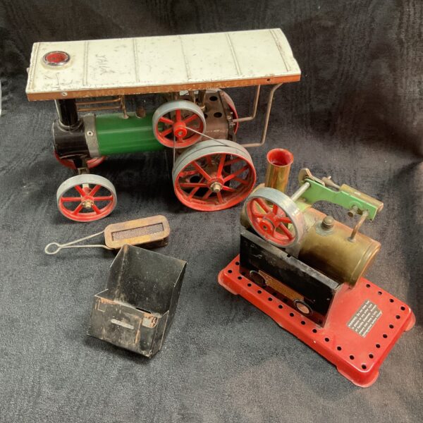 Vintage Mamod steam traction engine in good condition.