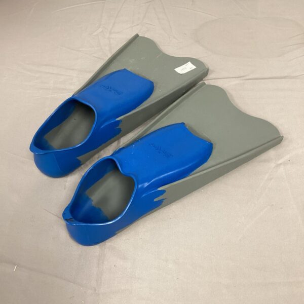 Maxed Elite flip flops size 42-43, comfortable summer footwear.