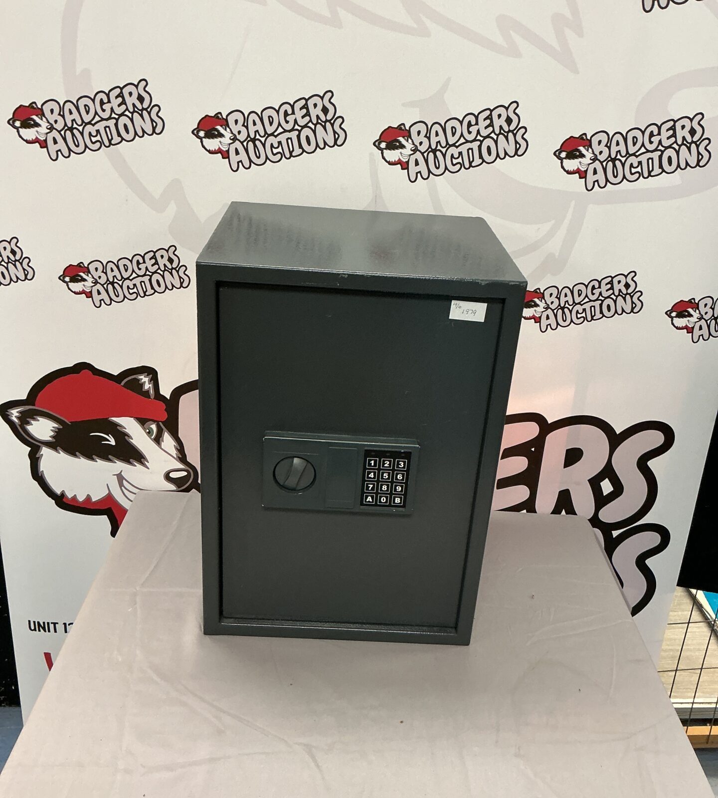 Metal Safe with Key and combination – Badgers Auctions
