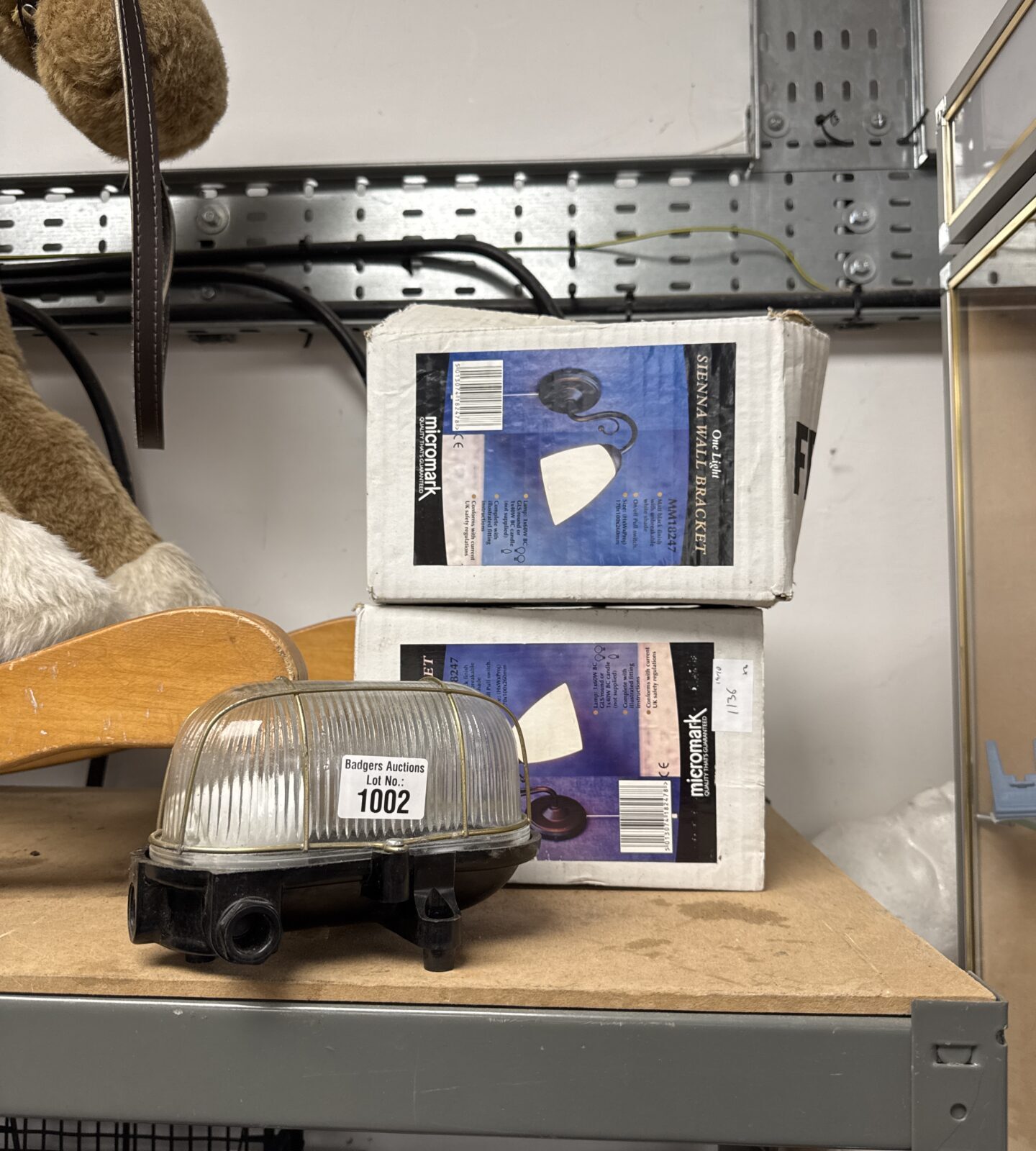 Two micromark wall lights with a bulkhead lamp – Badgers Auctions