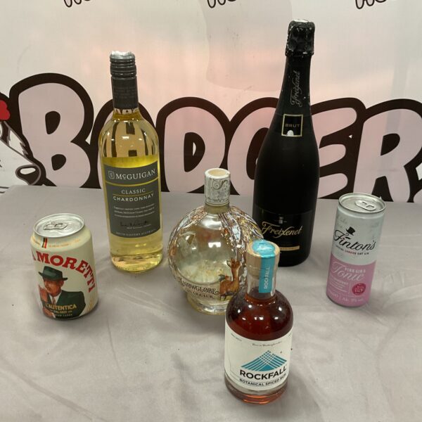 Mixed alcohol selection lot including wine, cava, rum, and gin.