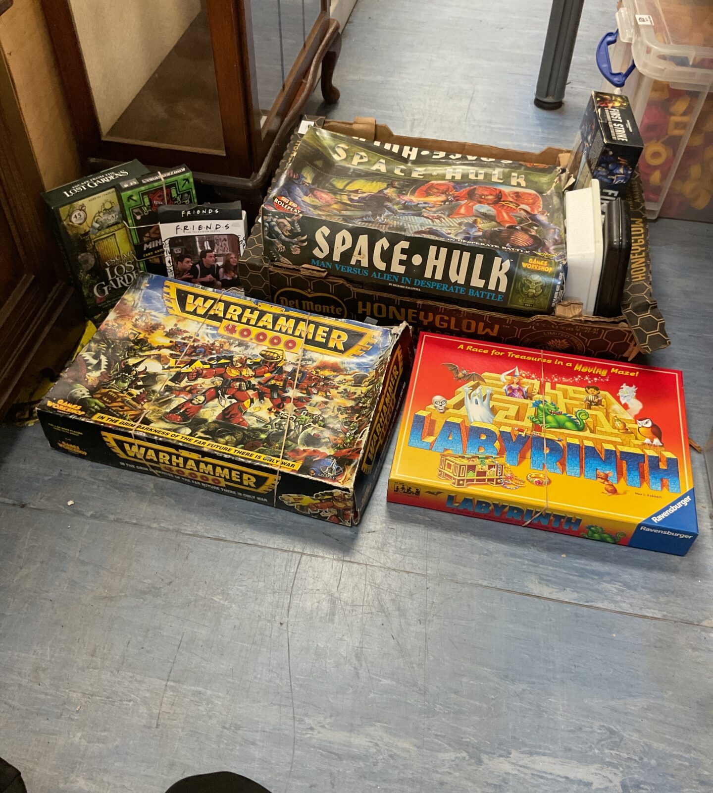 Mixed lot of board games including Minecraft and Warhammer 40,000.
