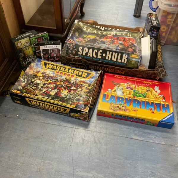 Mixed lot of board games including Minecraft and Warhammer 40,000.