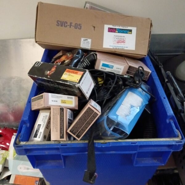 Mixed lot of cables and ink cartridges for computers and printers.