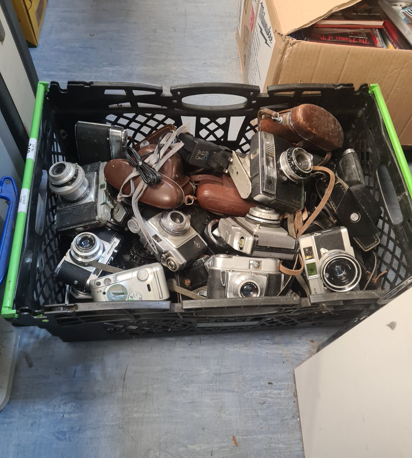 Mixed lot of vintage film cameras including Canon and Berette.