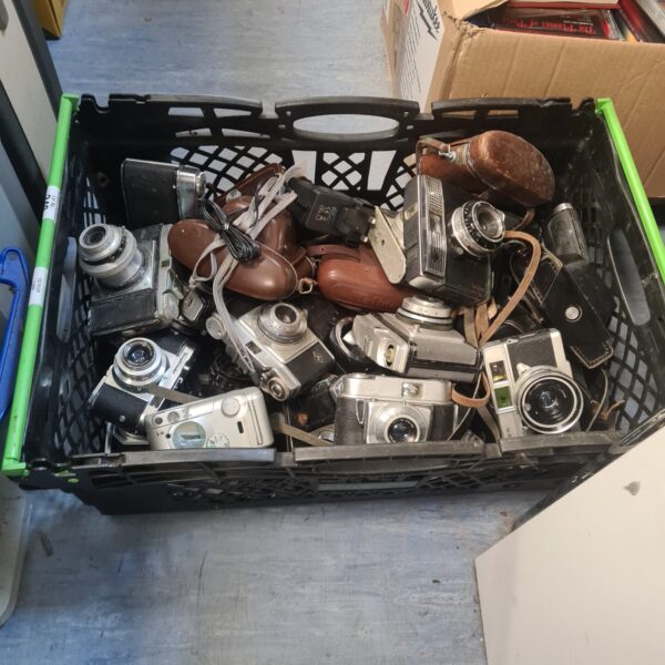 Mixed lot of vintage film cameras including Canon and Berette.