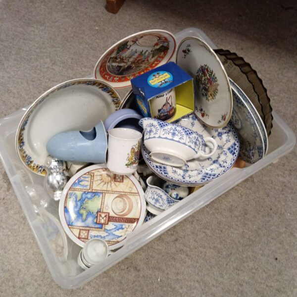 Overview of a mixed china lot with blue and white pieces.