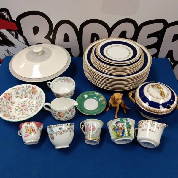 Mixed china lot including Royal Doulton and Wedgwood pieces.