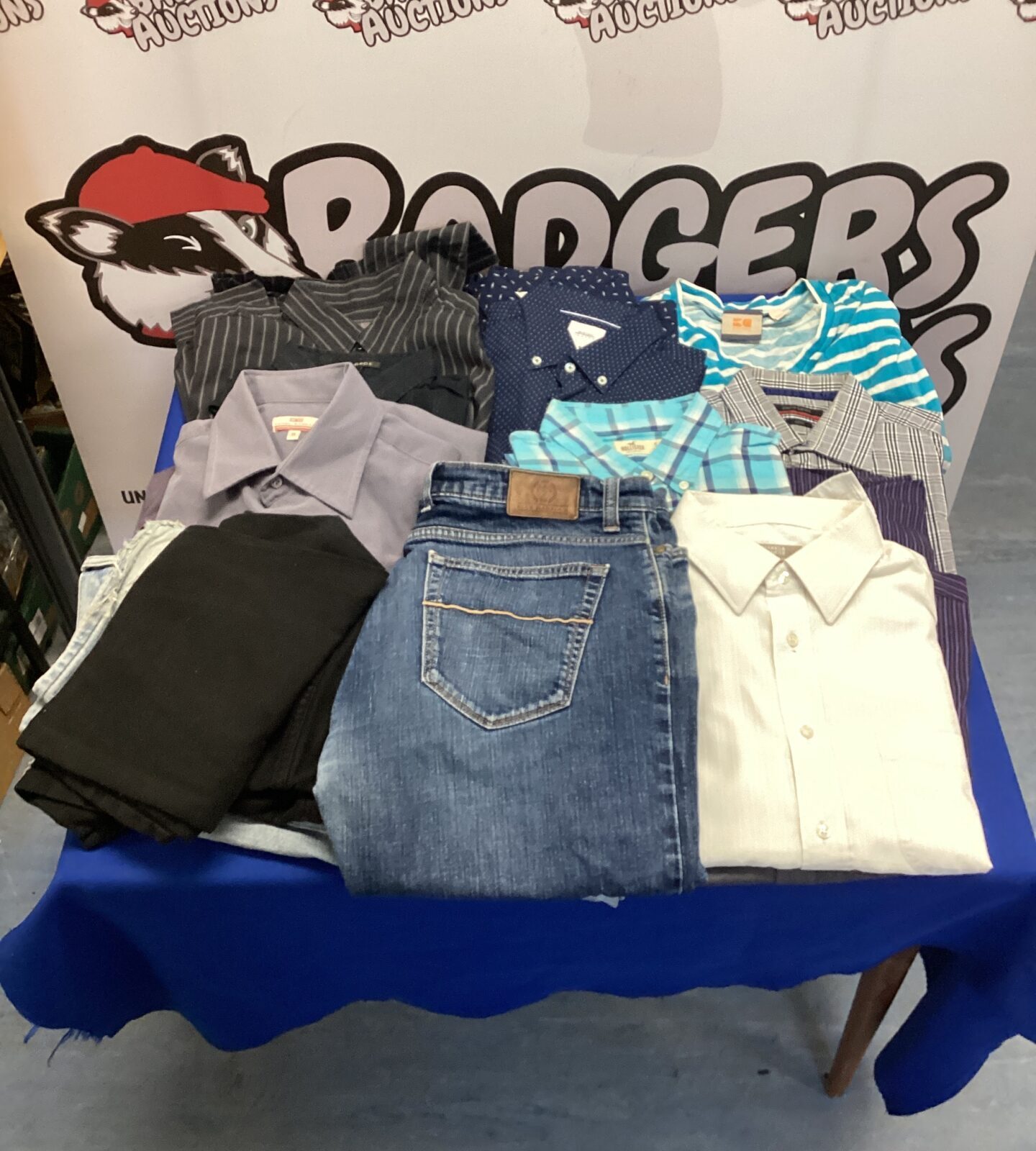 Mixed clothing lot including Ted Baker, Hollister and Burton menswear.