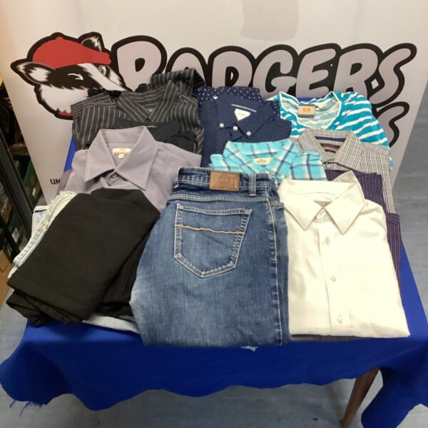 Mixed clothing lot including Ted Baker, Hollister and Burton menswear.