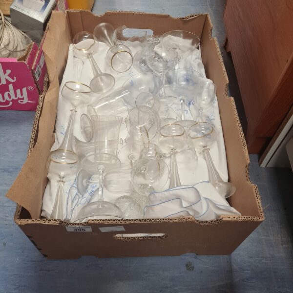 Mixed lot of cocktail and drinking glassware in a cardboard box.