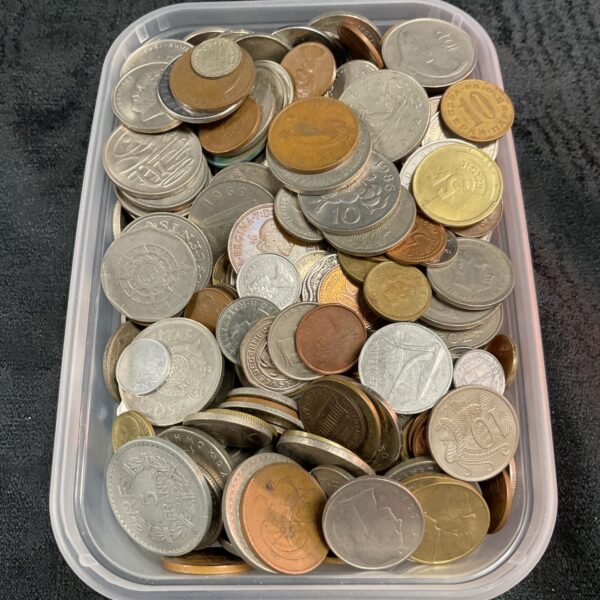 Large mixed coin lot weighing over 3kg, diverse world currency.