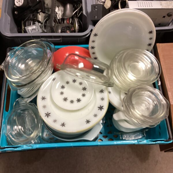 Mixed lot of vintage glass cooking and serving bowls.