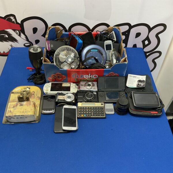 Mixed electricals lot including cameras, Nintendo DS and PSP.