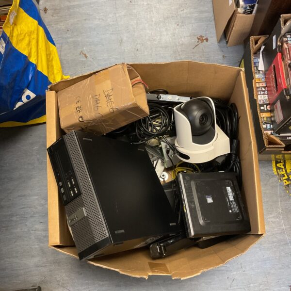 Mixed electronics lot including PCs and a video recorder.