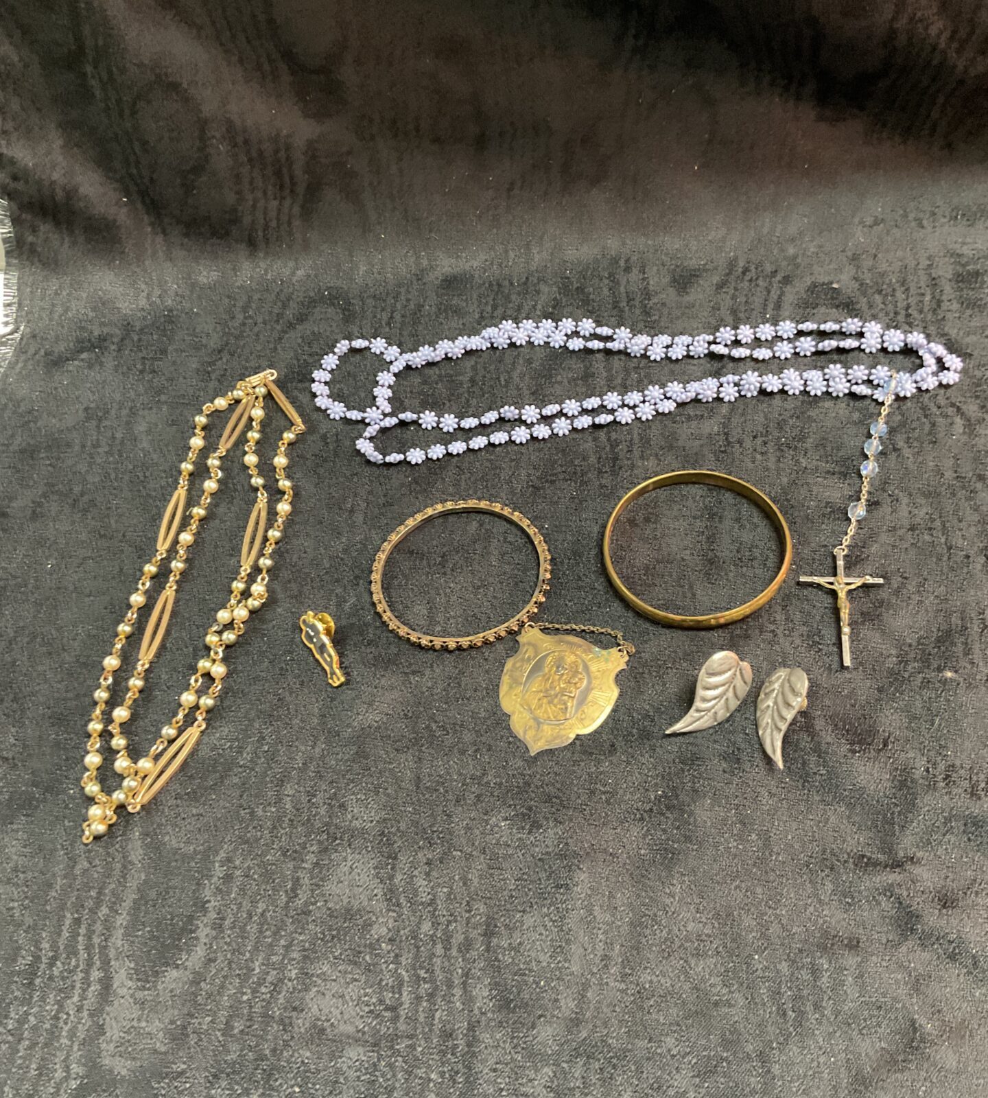 Mixed jewellery lot featuring vintage gold tone pieces.