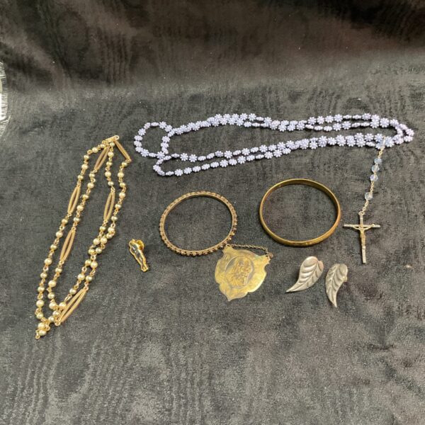 Mixed jewellery lot featuring vintage gold tone pieces.