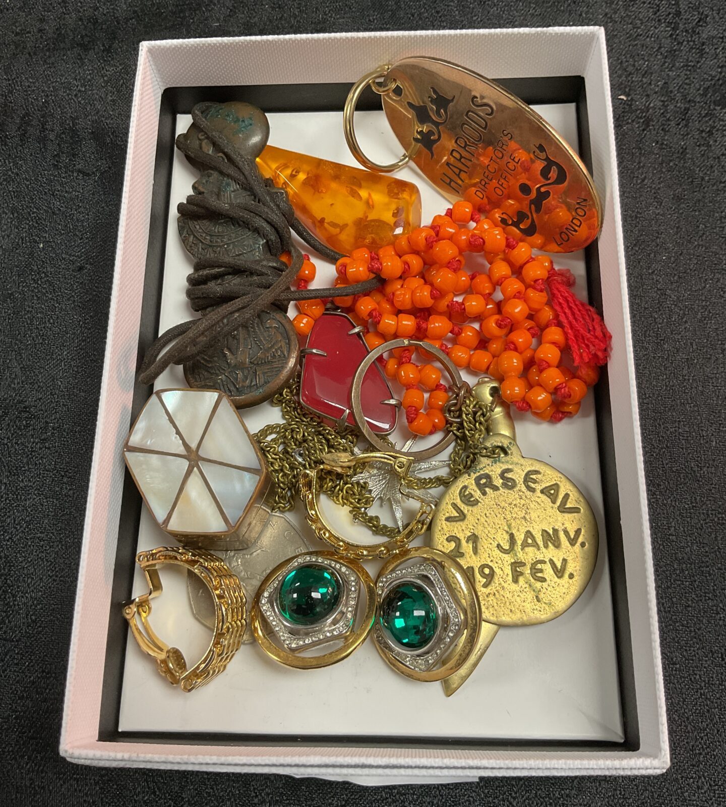 Tray of mixed vintage and costume jewellery pieces.