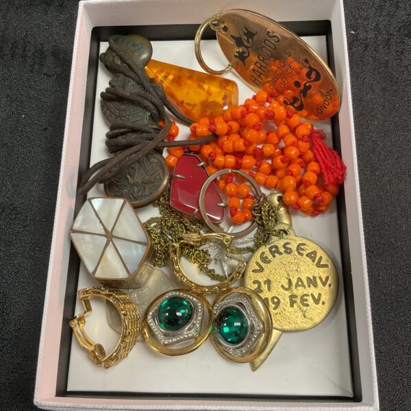 Tray of mixed vintage and costume jewellery pieces.