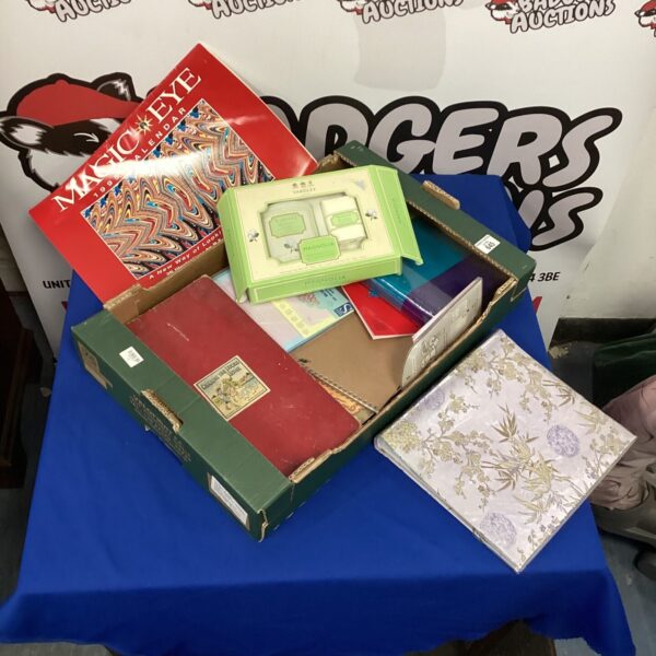 Mixed lot of vintage photograph albums and a Magic Eye calendar.