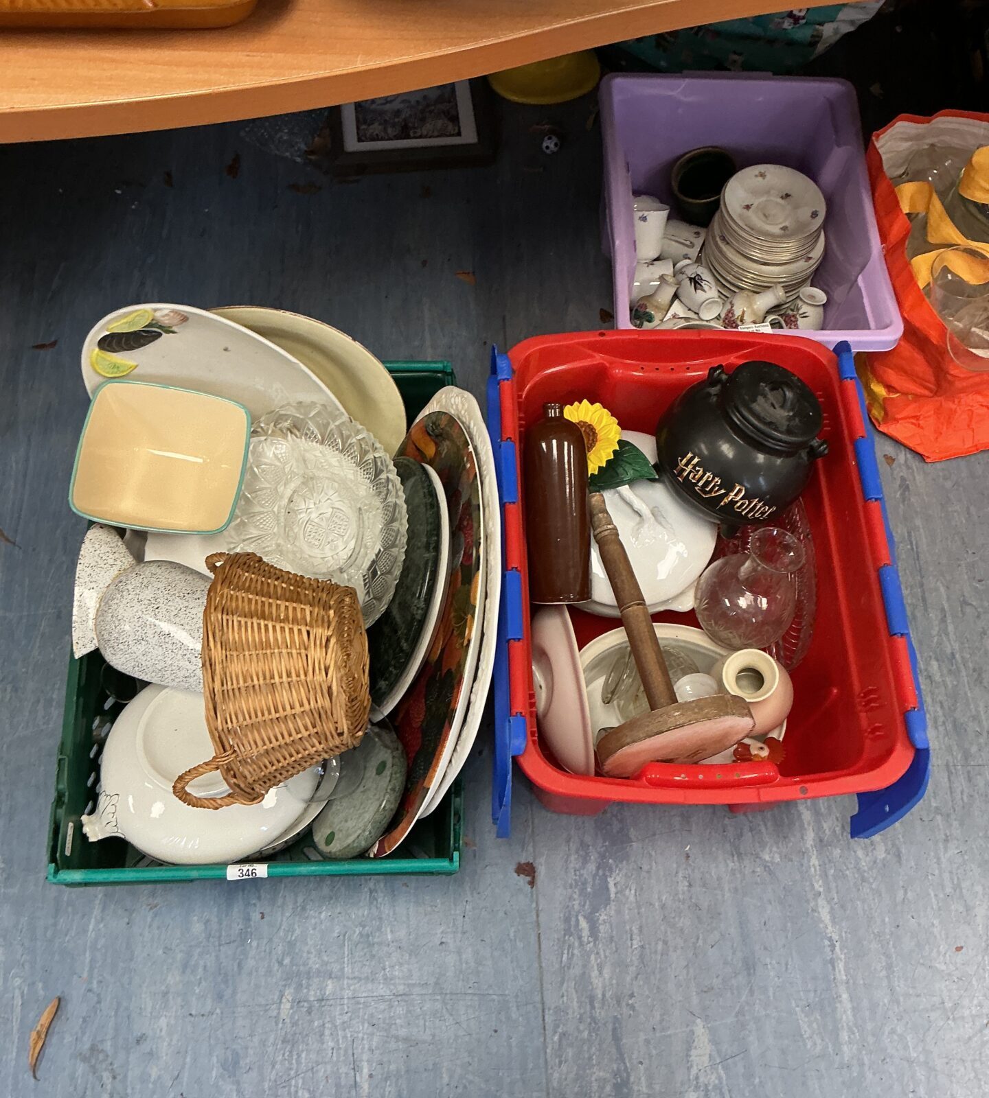 Mixed lot featuring a Harry Potter cauldron and various collectibles.
