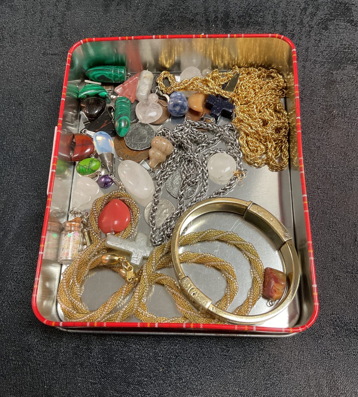 Mixed lot of vintage and costume jewellery with necklaces and bracelets.