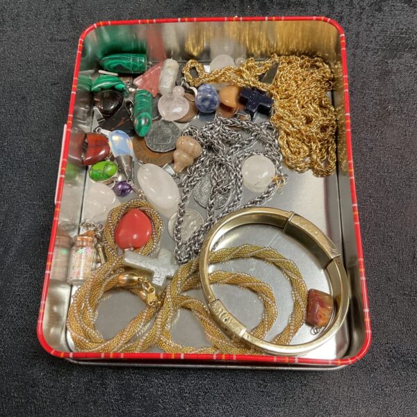 Mixed lot of vintage and costume jewellery with necklaces and bracelets.