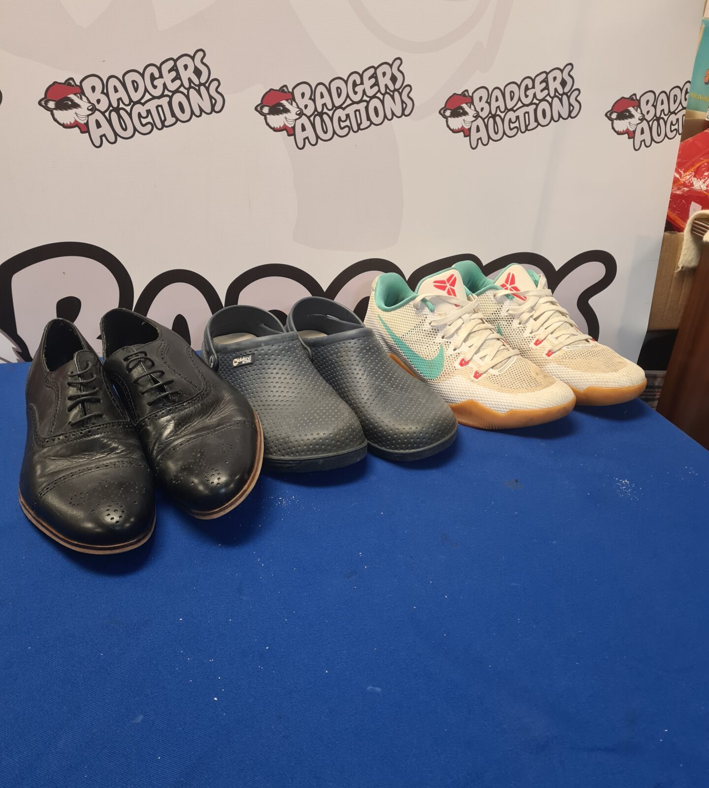 Mixed lot of mens shoes including leather shoes and trainers.
