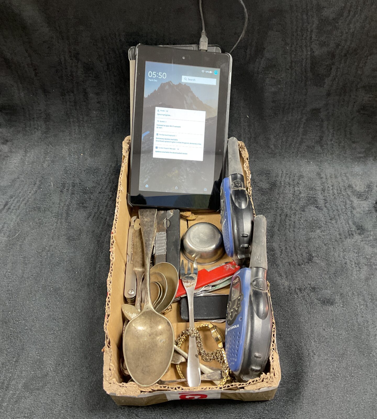 Tray of mixed oddments including vintage knives, watches, and a Kindle.