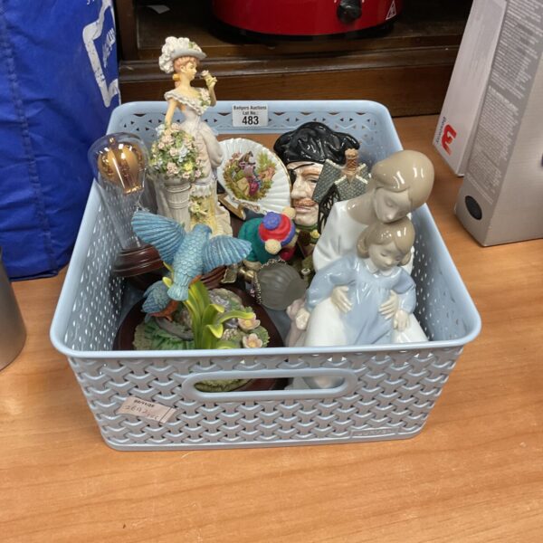 Mixed ornament lot featuring Nao figurines and other collectibles.