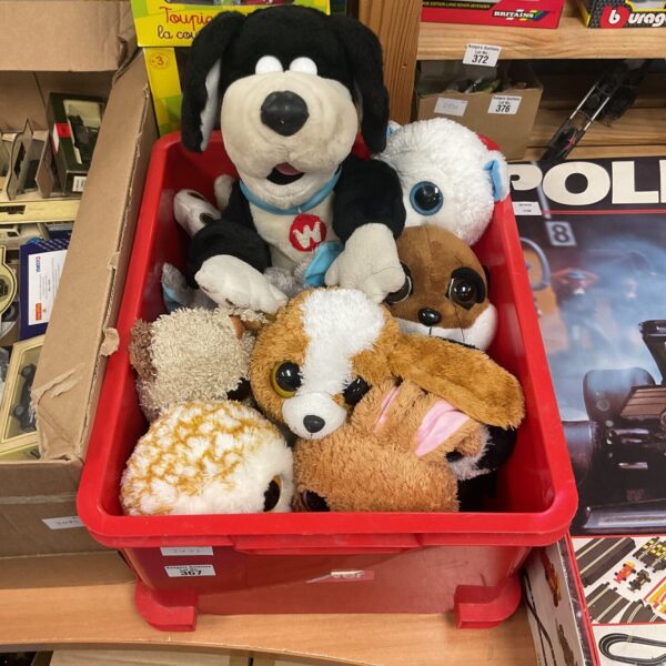 Mixed soft toy lot with Beanie Babies and plush animals.